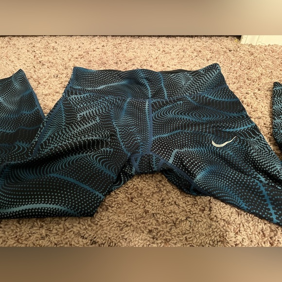Nike Dri Fit Crop Leggings | Black & Blue | Size M - Picture 3 of 7